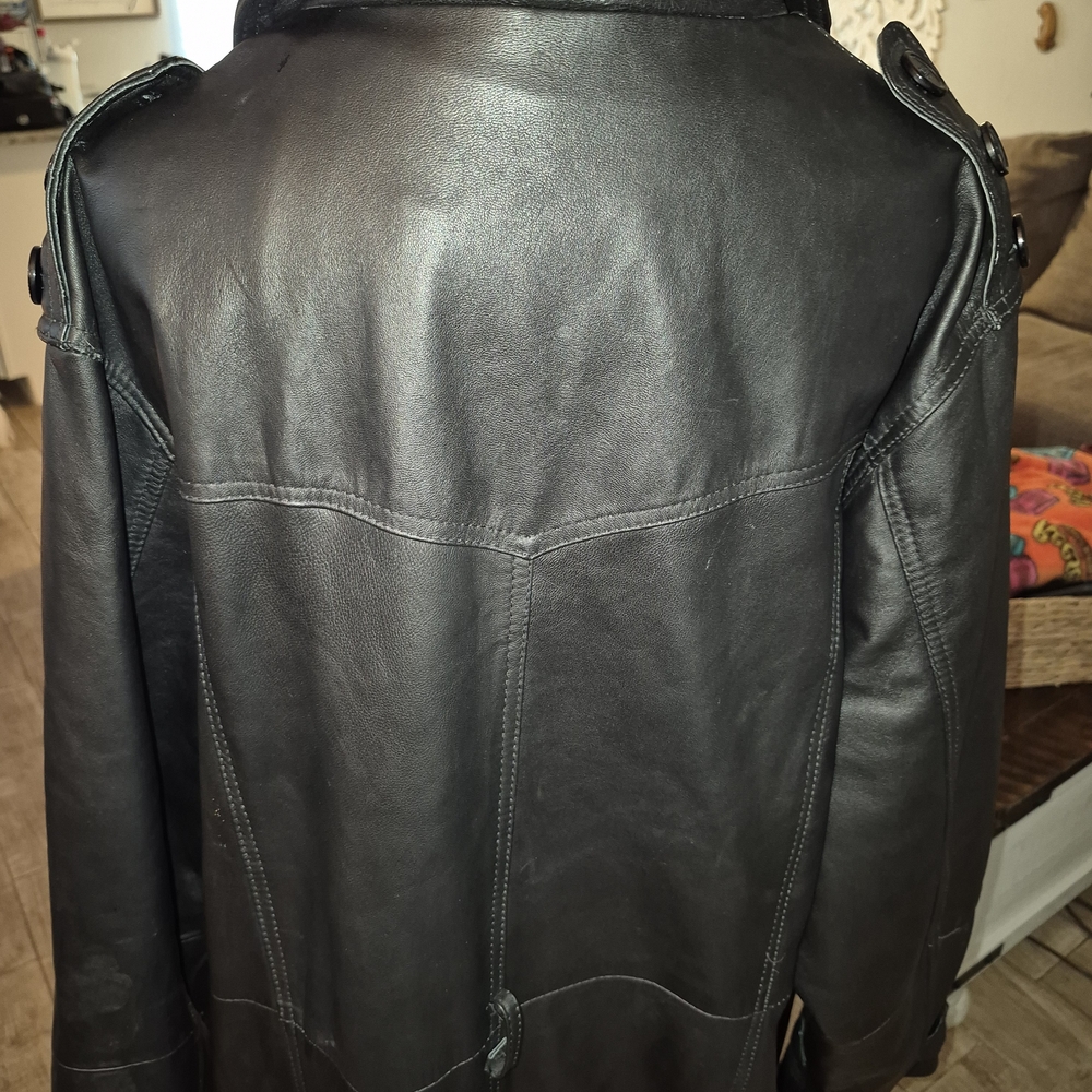 Classic Black 100% Leather Trench Coat with Sleek Silhouette - Picture 9 of 11